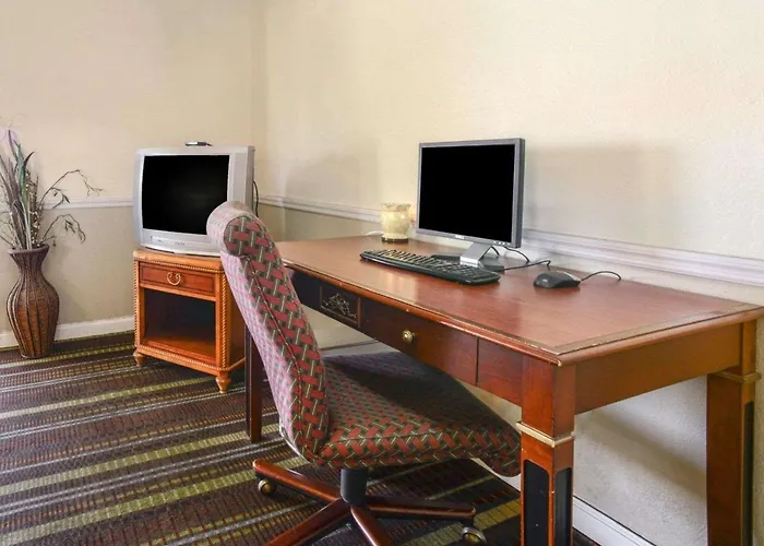 Econo Lodge Inn & Suites Carbondale