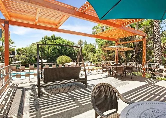 Super 8 By Wyndham Long Beach