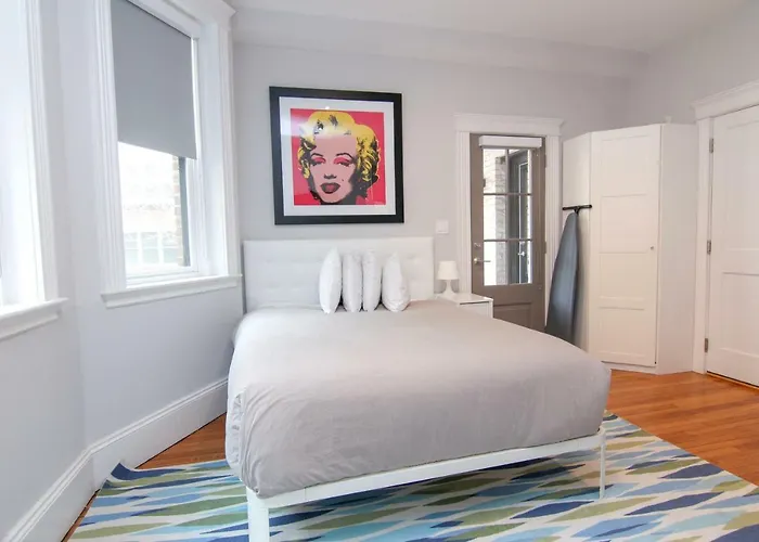 A Stylish Stay W/ A Queen Bed, Heated Floors.. #33 Brookline