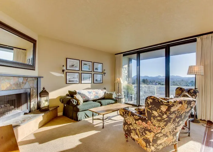Sand & Sea: Coastal Cove Apartment Seaside