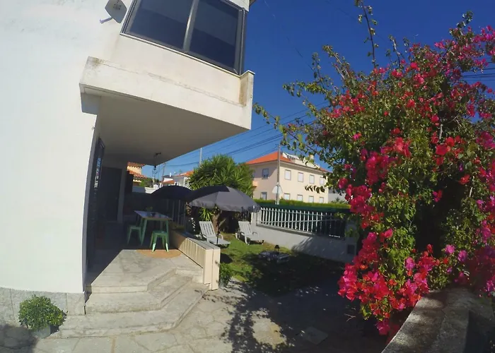 Lisbon Waves Surf Lodge Almada