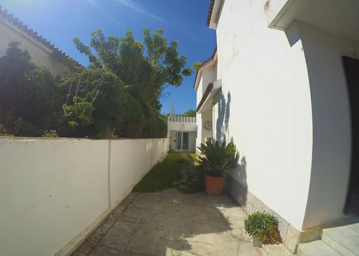 Lisbon Waves Surf Lodge Almada