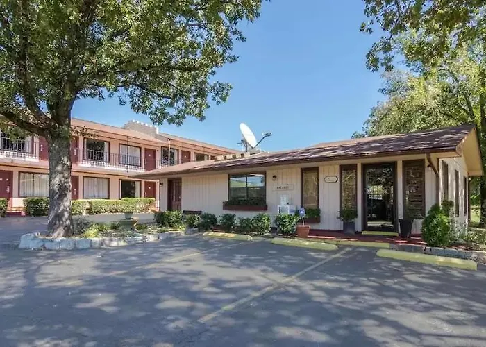 The Parkwood Inn & Suites