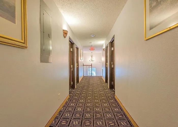 Super 8 By Wyndham Colorado Springs/Chestnut Street Motel