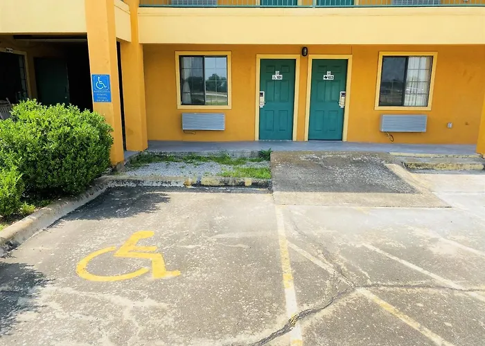 Pine Point Inn & Suites Smithville
