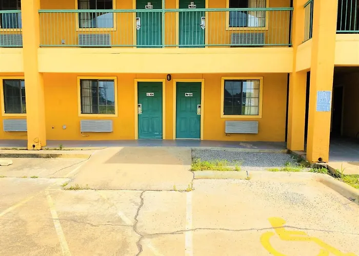 Pine Point Inn & Suites Smithville